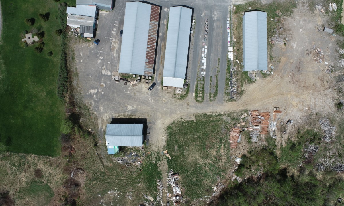 Vue aérienne d’un site industriel pour évaluation environnementale à Saint-Eustache