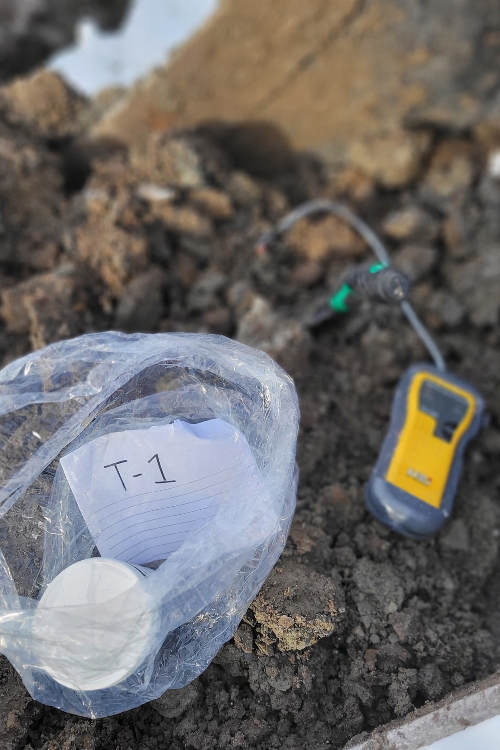 Échantillon de sol contaminé prélevé pour analyse environnementale à Ville Saint-Laurent